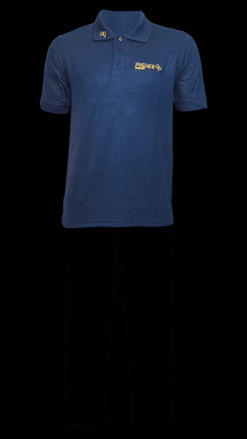 Tenue de base : polo bleu à écusson Pigier-Bénin or et jeans noir classique